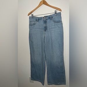 Universal tread: RELAXED WIDE LEG LIGHT WASH JEANS